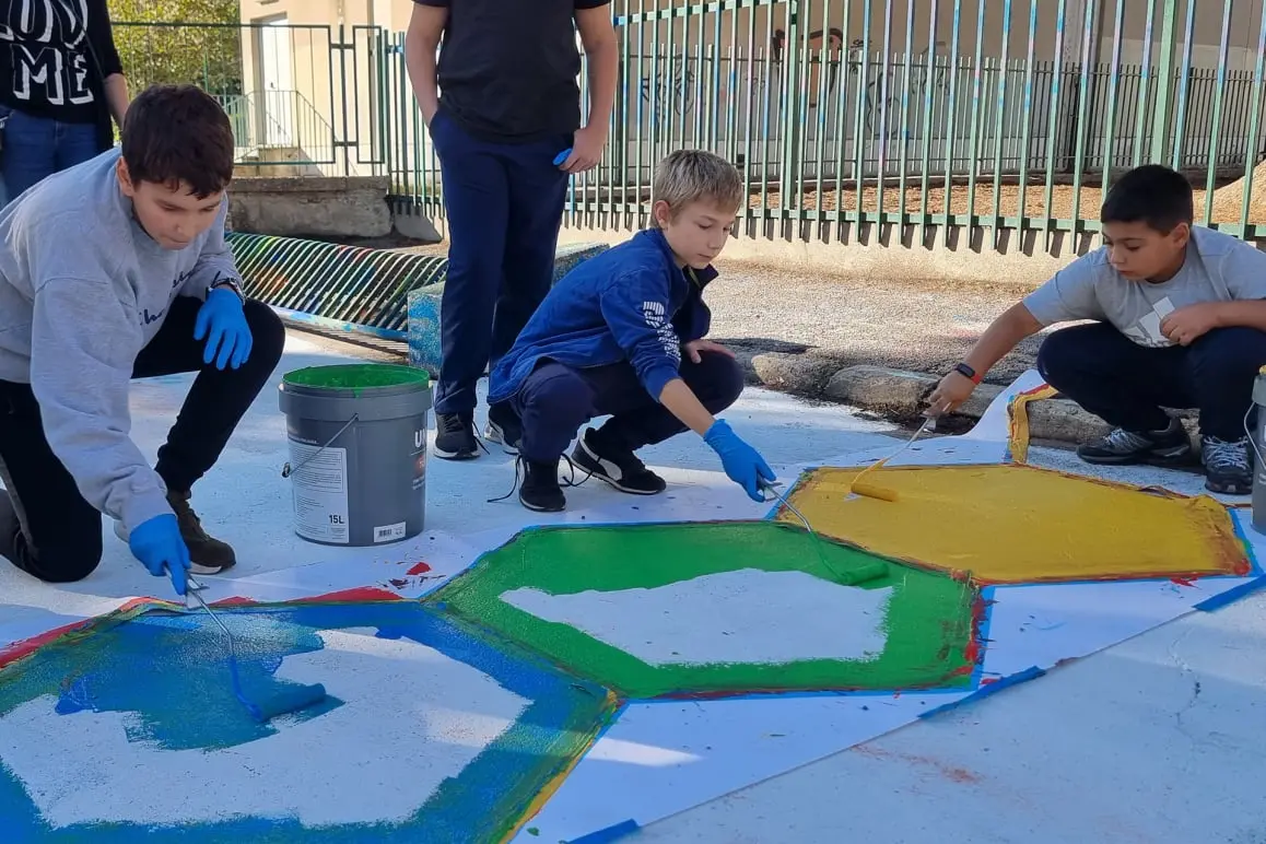 Pavia - i bambini colorano gli esagoni