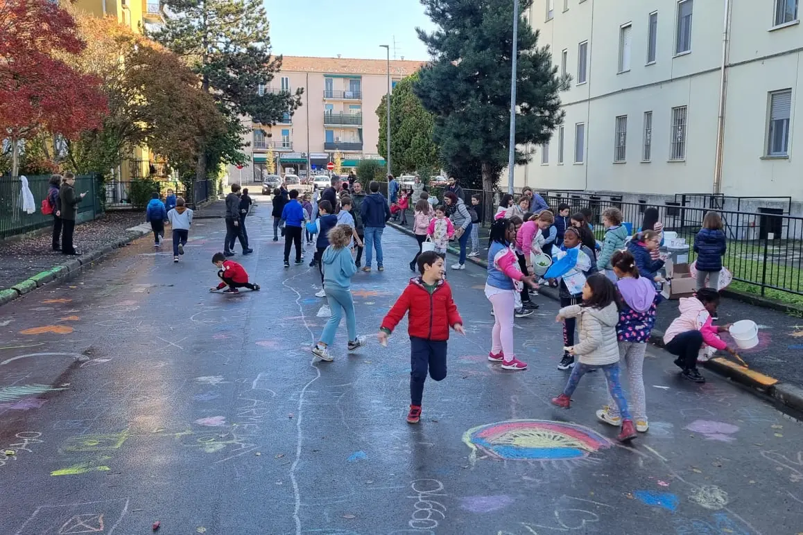 Pavia - i bambini giocano nella strada scolastica liberata