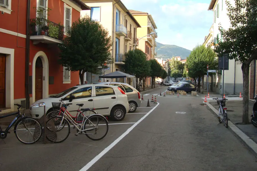 Terni - la strada moderata e i nuovi spazi per il parcheggio delle biciclette