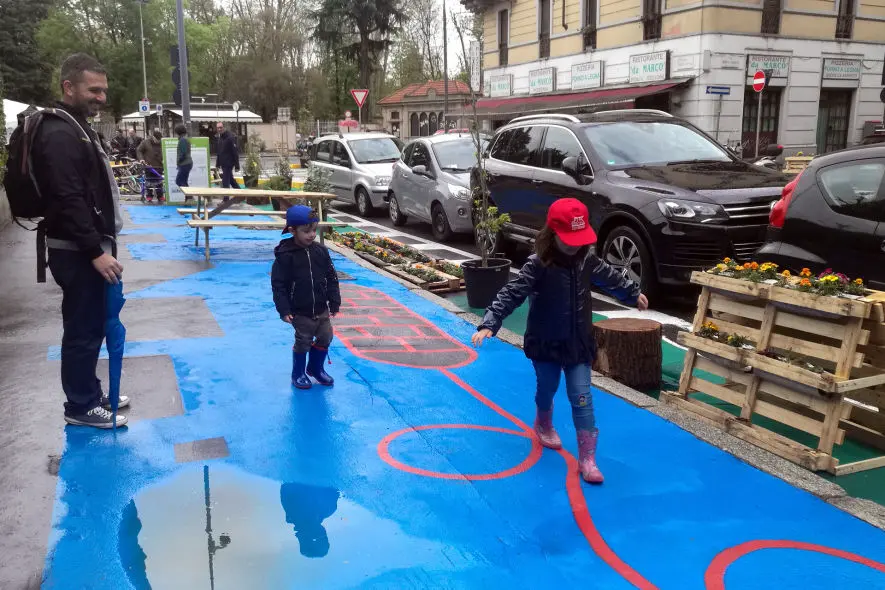 Zona 30 Rovereto - giochi per bambini al posto delle auto in divieto di sosta
