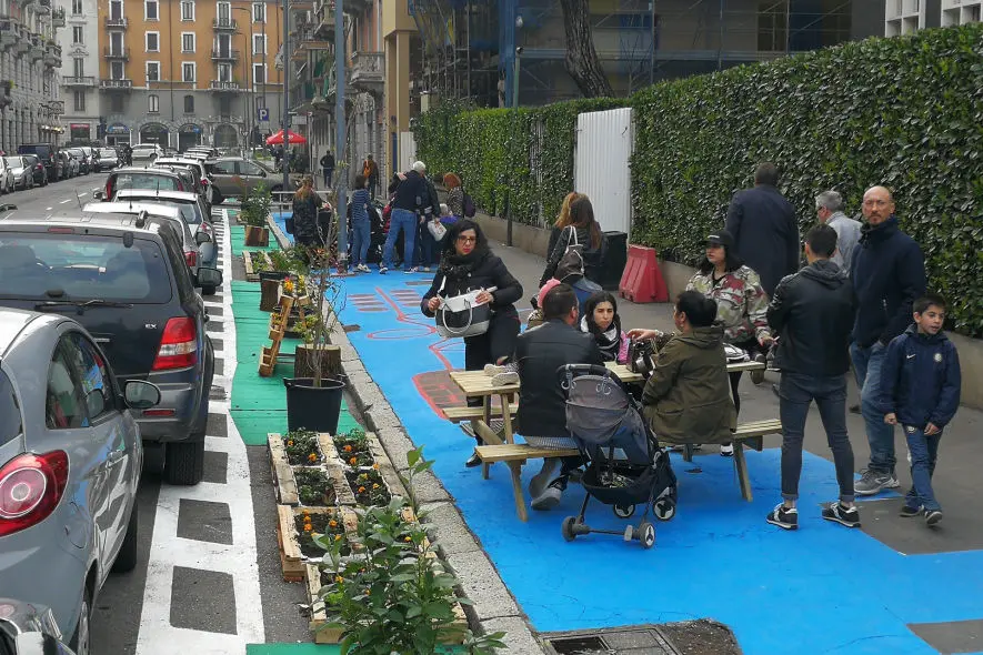 Zona 30 Rovereto - tavoli al posto delle auto parcheggiate sul marciapiede